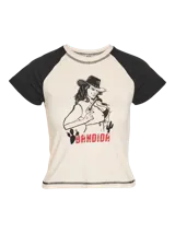Remera corta color blanco con mangas cortas raglán negras y estampado frontal de una vaquera con la palabra 'Bandida' en rojo.