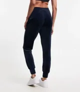 Pantalón deportivo de plush azul marino, modelo jogger, con cintura elástica ajustable con cordón y bolsillos laterales.