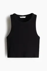 Musculosa corta de punto acanalado de algodón, color negro, con cuello redondo y sisas con ribete fino.
