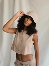 Gorro tipo bucket color beige confeccionado en algodón.