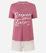 Conjunto de pijama corto Lov, confeccionado en viscosa. Incluye una remera de manga corta con estampa "Respect Your Time" y un short con cintura elástica.