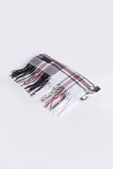 Bufanda tejida a cuadros en tonos azul marino, celeste, gris y beige, con flecos en los extremos.