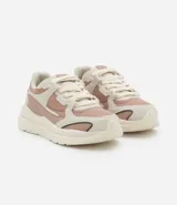 Championes jogging color rosa y blanco, con cordones y suela gruesa.