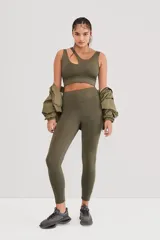 Calza larga color verde militar, de tiro alto y corte ajustado.