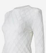 Blusa de tricot color blanco con textura en relieve y hombreras.