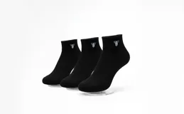Pack de tres pares de medias soquete negras con logo blanco en el tobillo.