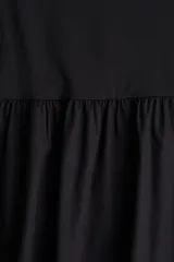 Vestido largo negro con cuerpo ajustado de manga corta y escote redondo en tejido de punto interlock pesado, y falda larga con volumen en tejido liviano de algodón.