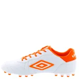 Championes de fútbol Umbro Touch AT negros con detalles en naranja, con cordones y tapones en la suela.
