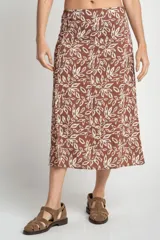 Falda midi de viscosa color marrón con estampado de hojas en color crema.