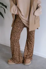 Conjunto de sweater oversize color beige y pantalón acampanado con estampado animal print.