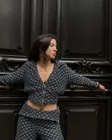 Campera de crochet de hilo celeste con negro y con forro interior, con cierre frontal y capucha.