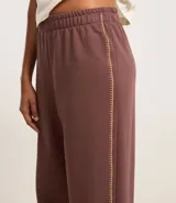 Pantalón marrón de algodón con forro de polar, corte ancho y cintura elástica.