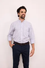 Camisa de hombre a cuadros escoceses en tonos blanco, azul y rosa. Corte clásico, confeccionada en algodón, con cuello abotonado, bolsillo en el pecho y mangas 3/4.