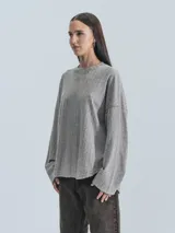 Sweater gris de tejido acanalado con cuello redondo y mangas largas.