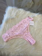 Vedetina de encaje floral color rosa, con cintura elástica y refuerzo de algodón.