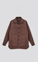 Campera marrón de paño con cuello clásico, cierre frontal con botones a presión, dos bolsillos de parche en el pecho y dos bolsillos laterales.