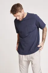 Remera de manga corta color verde menta, con cuello redondo y bolsillo en el pecho.