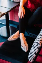 Bailarinas plateadas de napa con ribete metalizado a contraste, plantilla de piel y suela de cuero.