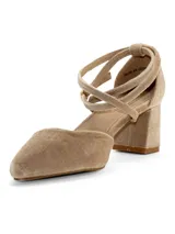 Zapato de tacón beige con punta fina, tiras cruzadas en el empeine y ajuste con hebilla en el tobillo.