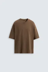 Camiseta color marrón con efecto lavado, de corte holgado, cuello redondo y manga corta.