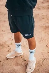 Championes color crema con suela blanca y logo blanco en el lateral.