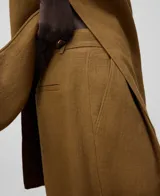 Pantalón marrón de cáñamo para mujer, con cierre de botón, trabillas, doble pinza en delantero, bolsillos laterales y bolsillos de vivo en espalda.