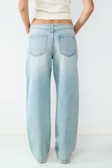 Jean de tiro bajo, corte ancho y holgado, confeccionado en denim de algodón de lavado celeste claro.