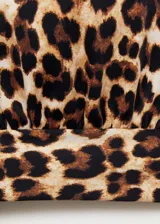 Top de bikini con estampado de leopardo, diseño de triángulo, cuello de pico, tirantes anchos y cierre de lazo en cuello y espalda.