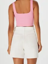 Short de jean color blanco, de tiro alto, con bolsillos delanteros y traseros.