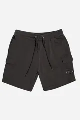 Bermuda cargo de felpa color gris oscuro, sin frisa, con cintura elástica, cordón ajustable y logo estampado.