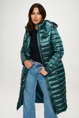 Campera larga puffer color verde esmeralda, con capucha y cierre frontal con cremallera.