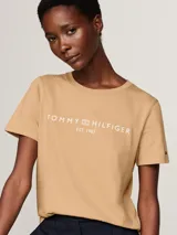 Remera color beige con logo de Tommy Hilfiger estampado en el pecho, corte clásico y cuello redondo.