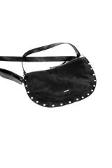 Cartera de hombro de gamuza negra con tachas plateadas en el borde inferior y correa ajustable.