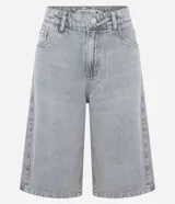 Bermuda femenina confeccionada en jeans color gris oscuro, modelo jorts, con trabillas en la cintura y bolsillos.