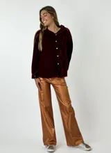 Pantalón de corte oxford de tela metalizada color cobre y elastizada.