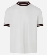 Remera de algodón color crudo con textura vertical, cuello redondo y mangas cortas con rib de color marrón.