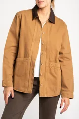 Sobrecamisa color camel de algodón con cuello marrón de cuero sintético, cierre frontal con botones, bolsillos de parche y corte recto.