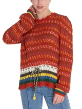 Sweater tejido con cuello redondo y amarre en la cintura, con diseño de punto calado y franjas horizontales en el pecho en tonos blanco, marrón, amarillo, azul y verde.