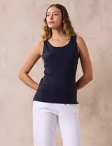 Musculosa de algodón color azul marino, con cuello redondo y corte clásico.