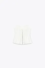 Bustier blanco de denim con escote corazón y hombros descubiertos.