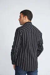 Camisa de hombre a cuadros color beige y azul marino, de corte slim fit, con mangas largas, cartera abotonada y logo bordado en el pecho. Confeccionada en algodón.