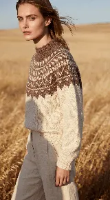 Buzo de lana merino tejido a mano, color beige con cuello alto y diseño de punto jacquard en tonos marrones en la parte superior.