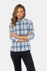 Camisa de algodón a cuadros con dos bolsillos en el pecho, botones a presión y spandex.