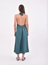 Vestido midi color petróleo, con escote halter y corte evasé.