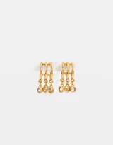 Aros dorados tipo argolla con tres aros paralelos y tres dijes colgantes: dos con cubic zirconia y uno con forma de corazón.