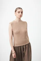 Top sin mangas de color negro con textura floral en relieve, cuello redondo y diseño estructurado.