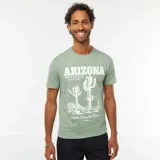Camiseta verde con estampado blanco de cactus y texto "Arizona Sun Place summer land The Heat of the Desert".