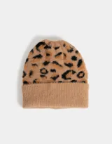 Gorro de lana color beige con estampado animal print de leopardo en tonos marrón y negro.