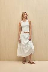 Falda larga de algodón color blanco, con cintura elastizada y tres volados con detalles de puntilla.