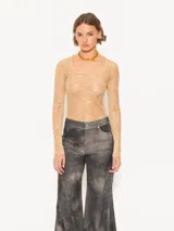 Remera de encaje negro translúcido, de corte ajustado, escote cuadrado y mangas largas.